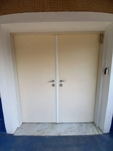 Porta de segurança residencial